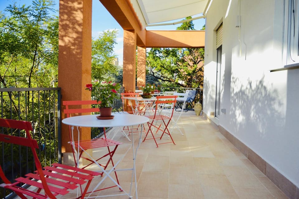 View (from property/room), Balcony/Terrace, Dining area