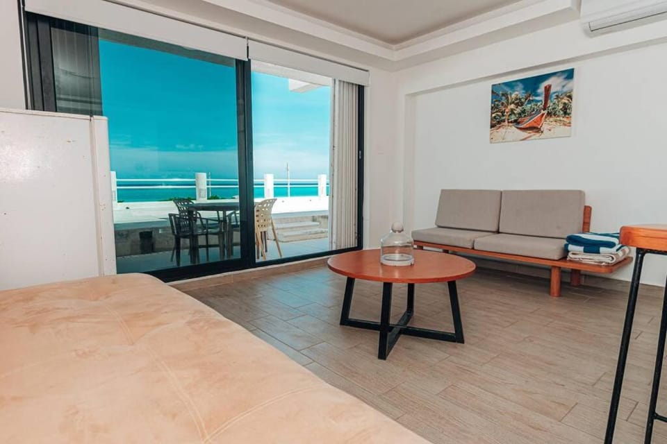 Patio, Balcony/Terrace, Living room, Photo of the whole room, Seating area, Dining area, Sea view, air conditioner