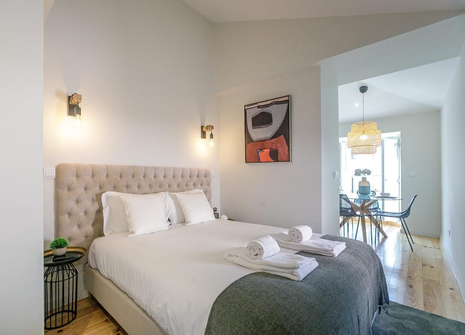 LovelyStay - Downtown Studio with Pool, AC and Balcony Apartment in Porto