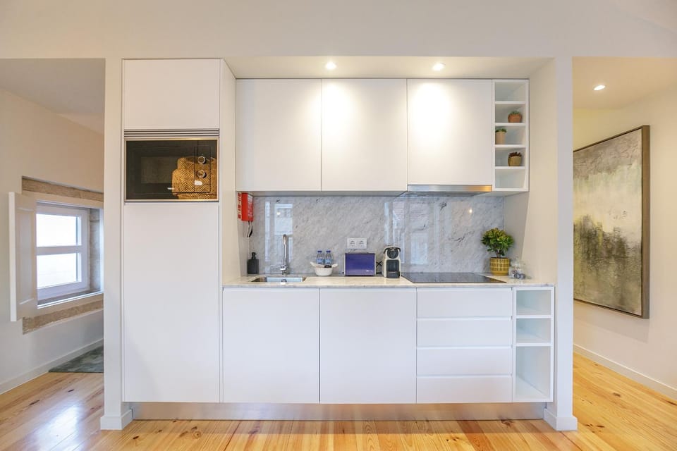 LovelyStay - Downtown Studio with Pool, AC and Balcony Apartment in Porto