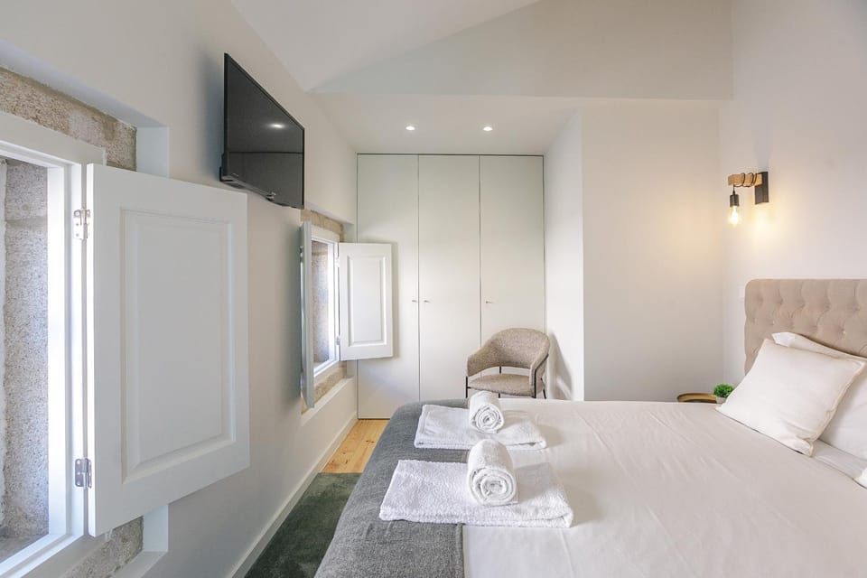 LovelyStay - Downtown Studio with Pool, AC and Balcony Apartment in Porto