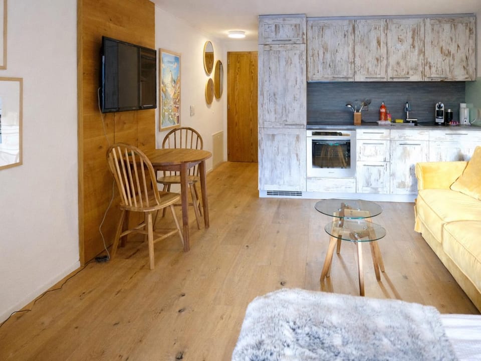 Kitchen or kitchenette, Seating area
