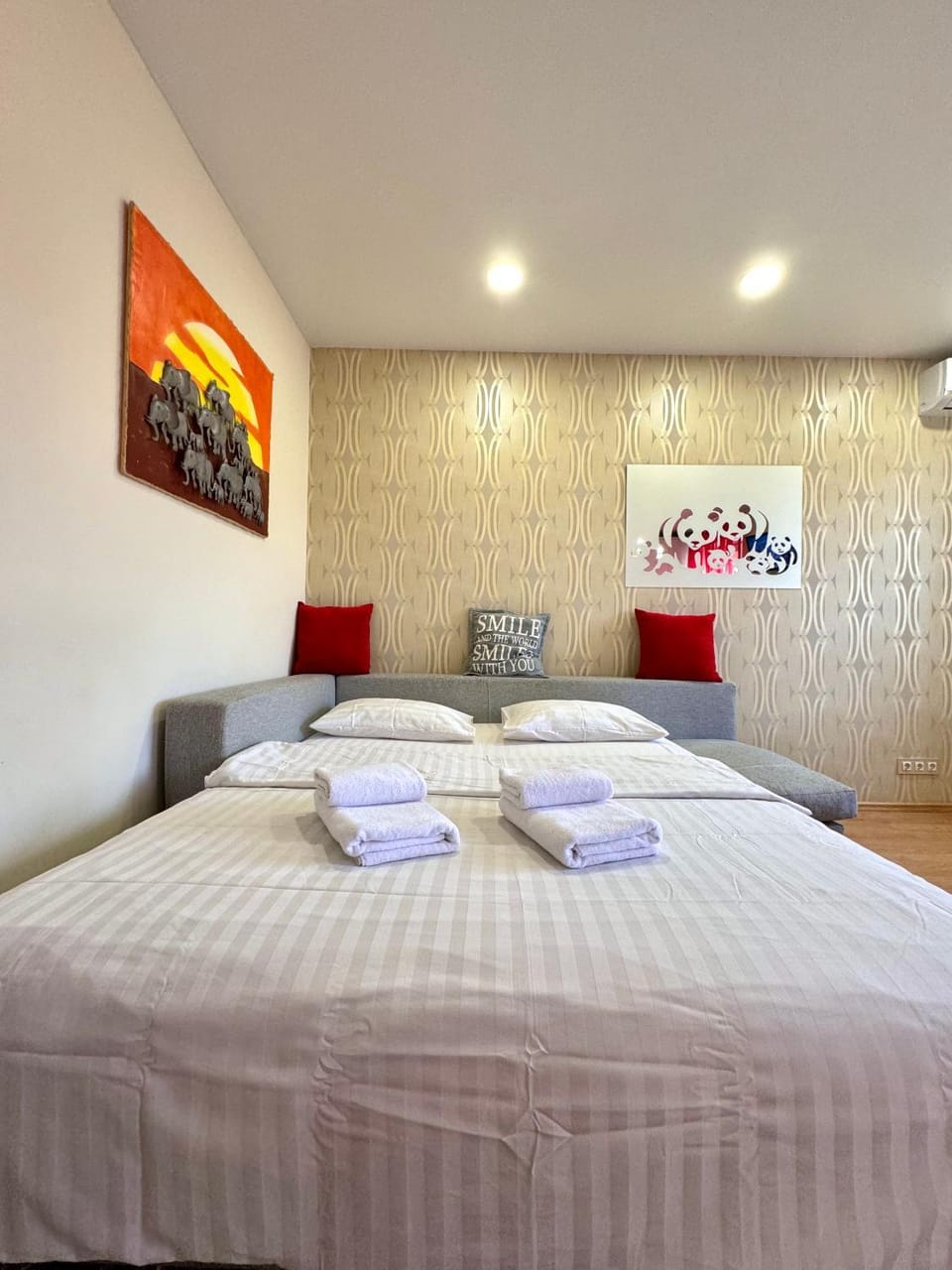 Bed, Photo of the whole room, Bedroom, towels