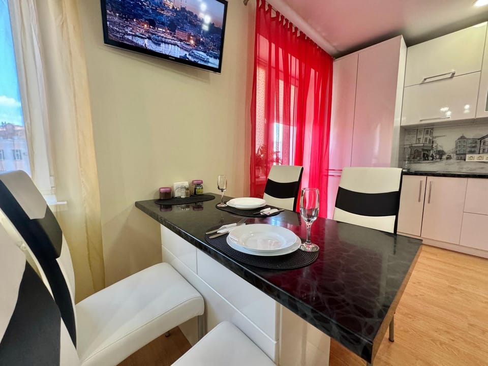 Kitchen or kitchenette, Seating area, Dining area, stove