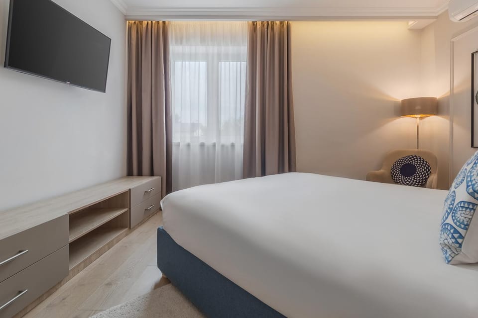 Bed, TV and multimedia, Photo of the whole room, Bedroom