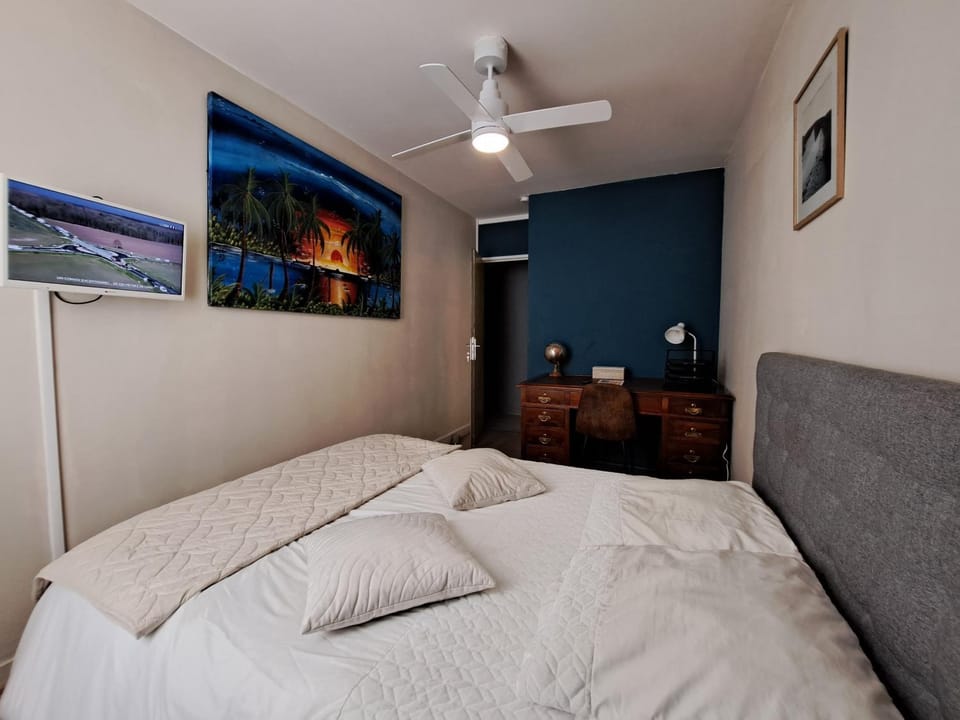 Bed, TV and multimedia, Photo of the whole room