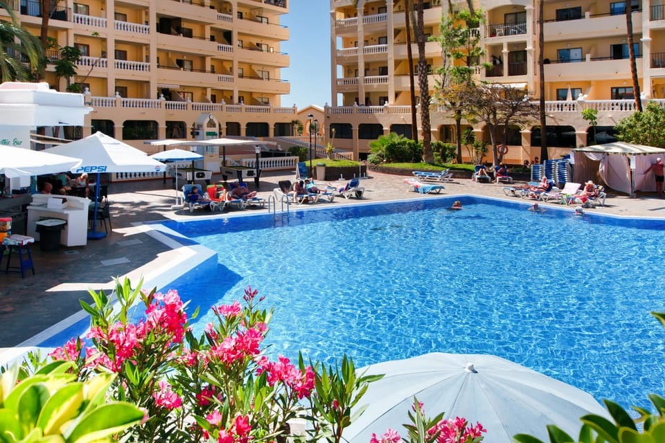 Property building, Day, Garden, Garden view, Swimming pool, sunbed