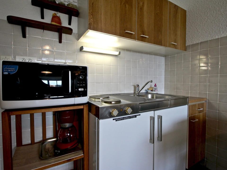 Studio lumineux avec loggia proche pistes et commerces - FR-1-549-35 Apartment in Provence