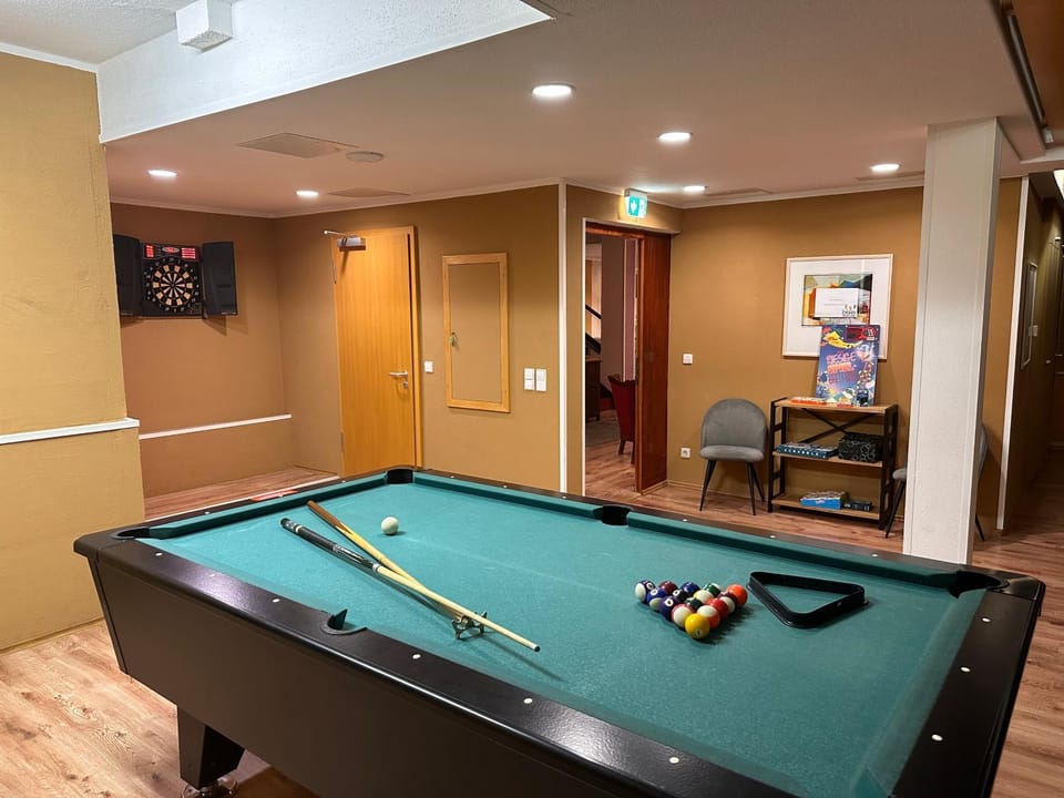 Billiard, Game Room