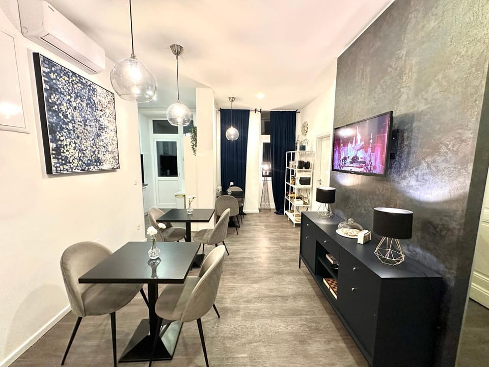 TV and multimedia, Kitchen or kitchenette, Seating area, Dining area, air conditioner, Internal: Not applicable to any particular room