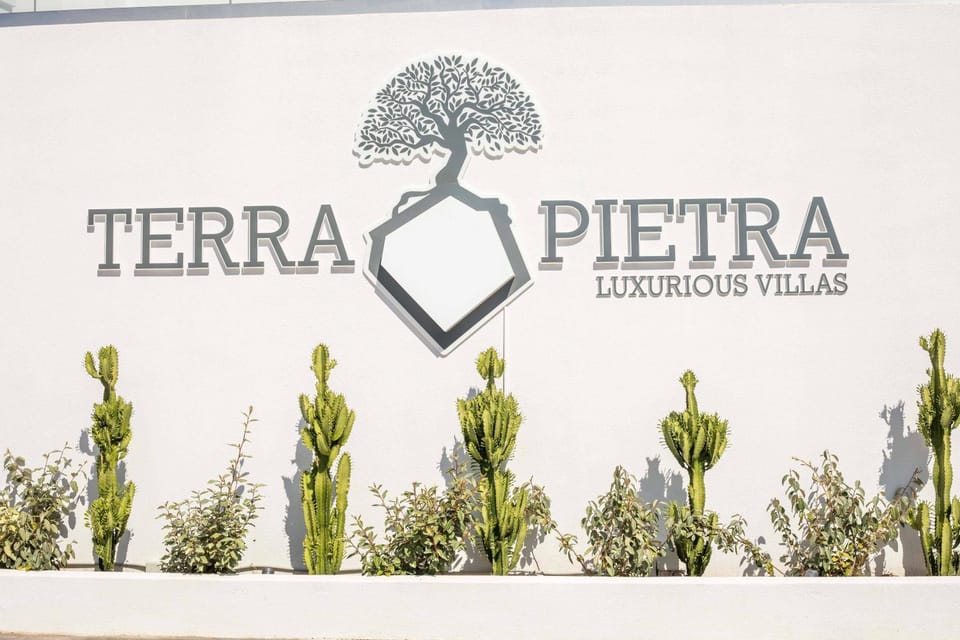 Property logo or sign, Logo/Certificate/Sign, Text overlay