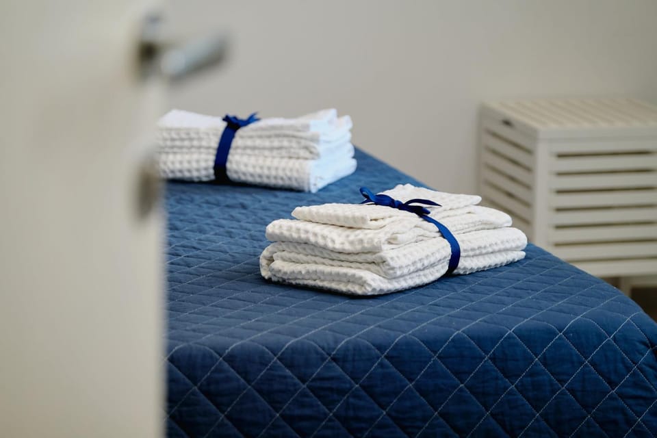 Bed, Bedroom, towels
