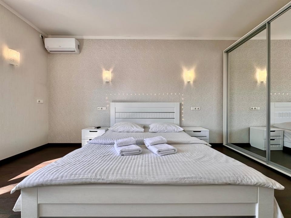 Bed, Photo of the whole room, Bedroom, towels, wardrobe, air conditioner