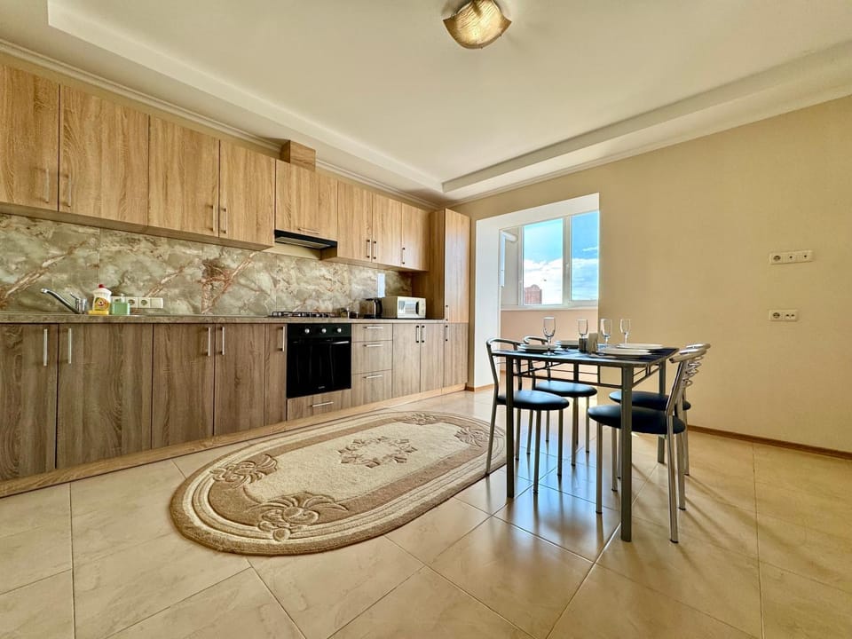 Kitchen or kitchenette, Dining area, stove