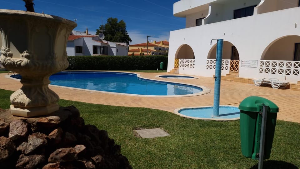 Property building, Day, Garden, Swimming pool, sunbed