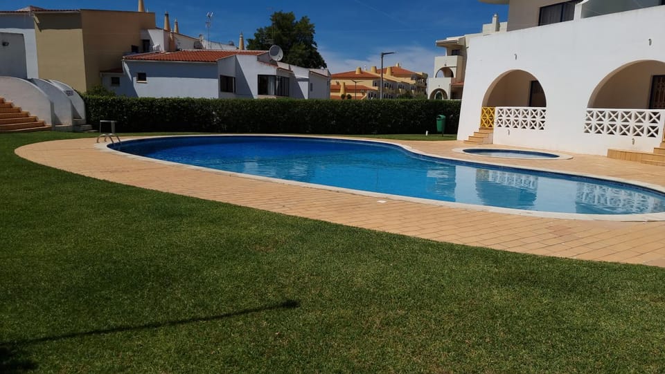 Day, Swimming pool