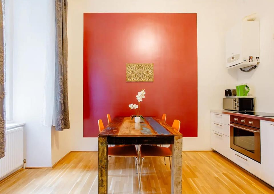 Kitchen or kitchenette, Seating area, stove