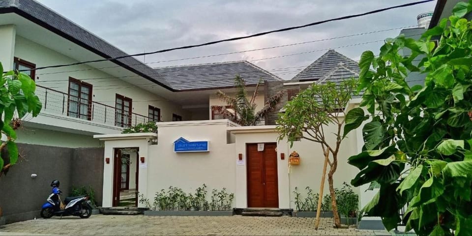 Puri Warung Villa & Guest House Bed and Breakfast in North Kuta