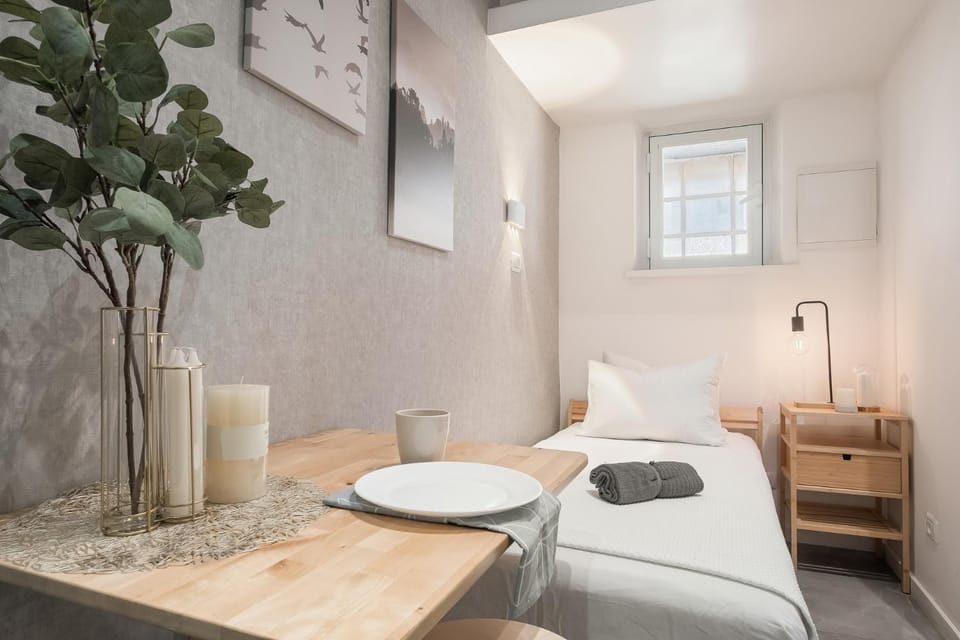 Bed, Living room, Seating area, Dining area, Bedroom
