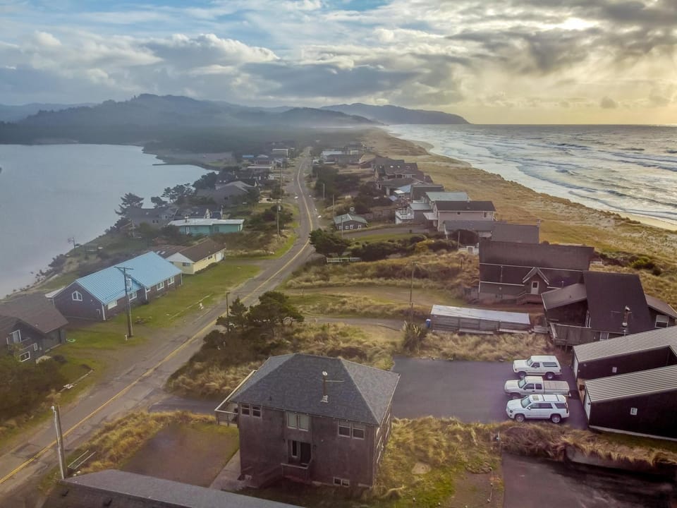 Two Views Vacation Home - Meredith Lodging House in Pacific City
