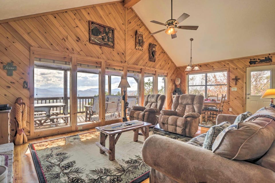 Smoky Mountain Retreat w/ Hot Tub, Arcade Games House in Sevier County