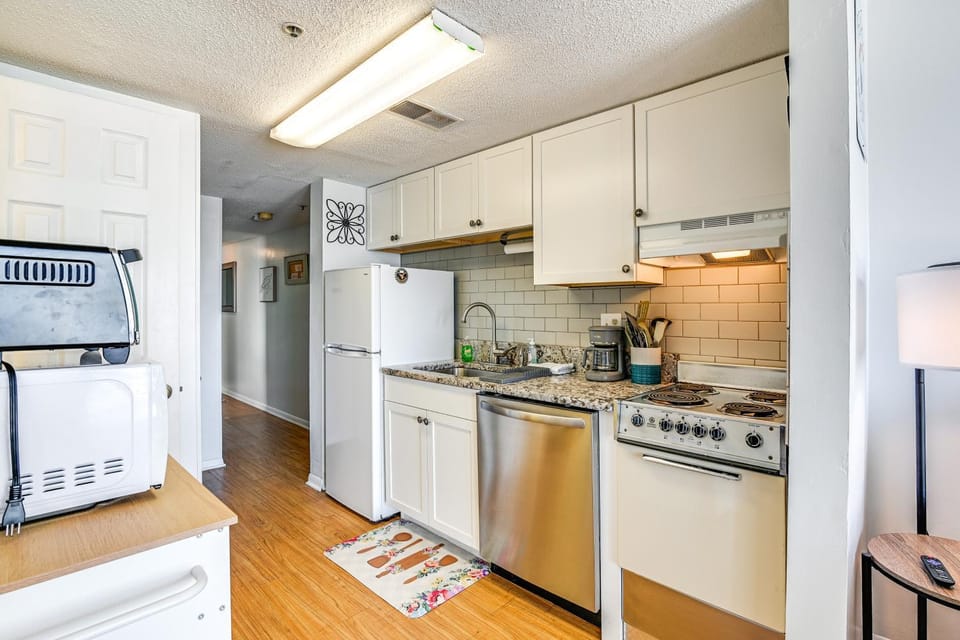 Cozy Beachfront Condo w/ WiFi, Views & Pool Access House in Garden City