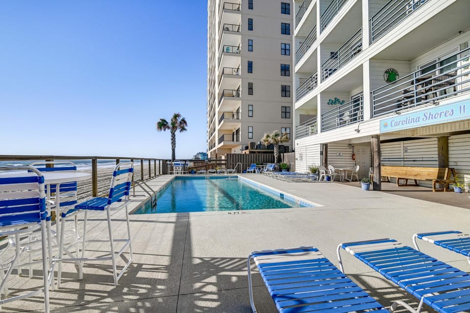 Cozy Beachfront Condo w/ WiFi, Views & Pool Access House in Garden City