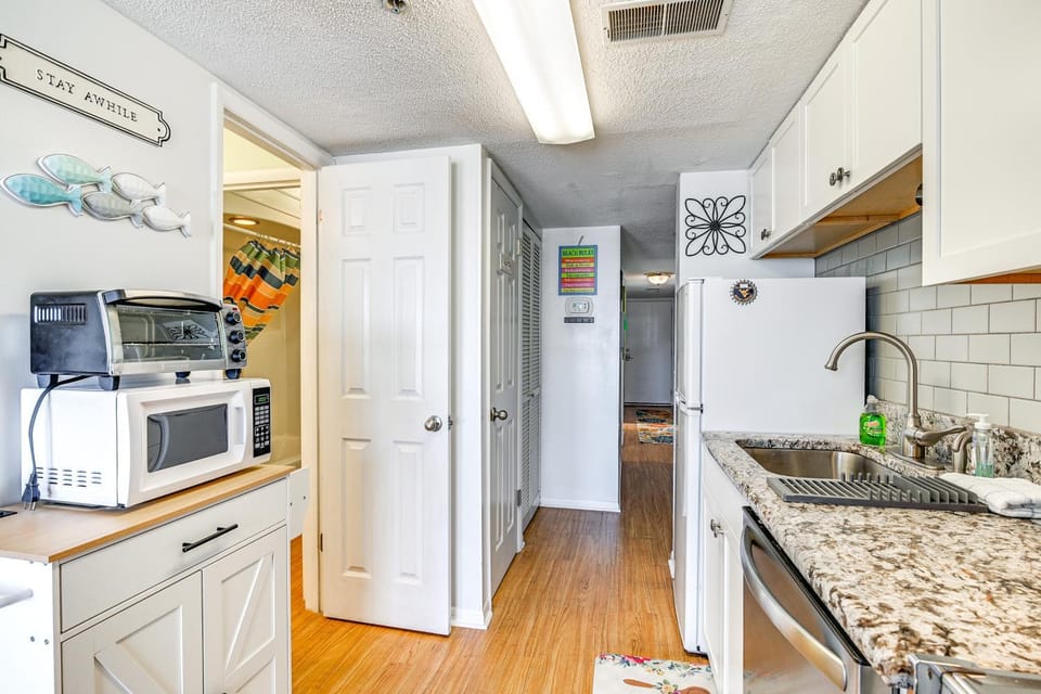 Cozy Beachfront Condo w/ WiFi, Views & Pool Access House in Garden City
