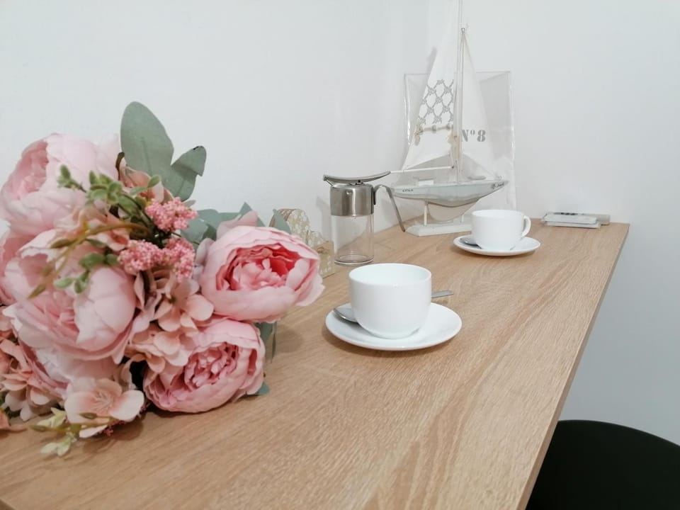 Coffee/tea facilities, Lounge or bar