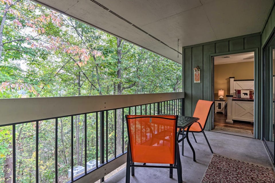 Pigeon Forge Condo w/ Balcony: 5 Mi to Attractions House in Pigeon Forge