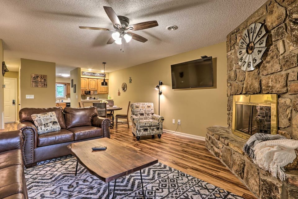 Pigeon Forge Condo w/ Balcony: 5 Mi to Attractions House in Pigeon Forge