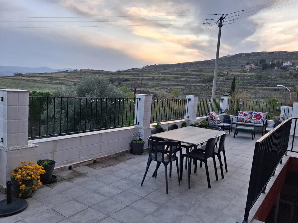 Natural landscape, Balcony/Terrace, Dining area, Mountain view