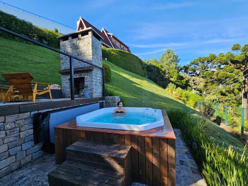 Day, Natural landscape, Garden, Hot Tub, Garden view, Mountain view, Pool view, Swimming pool