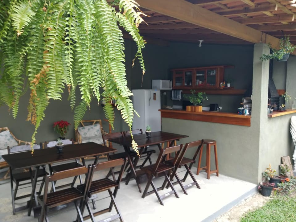 Kitchen or kitchenette, Garden view