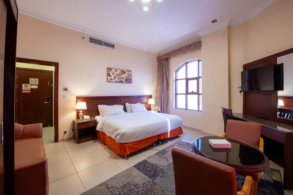 TV and multimedia, Photo of the whole room, Seating area, Bedroom