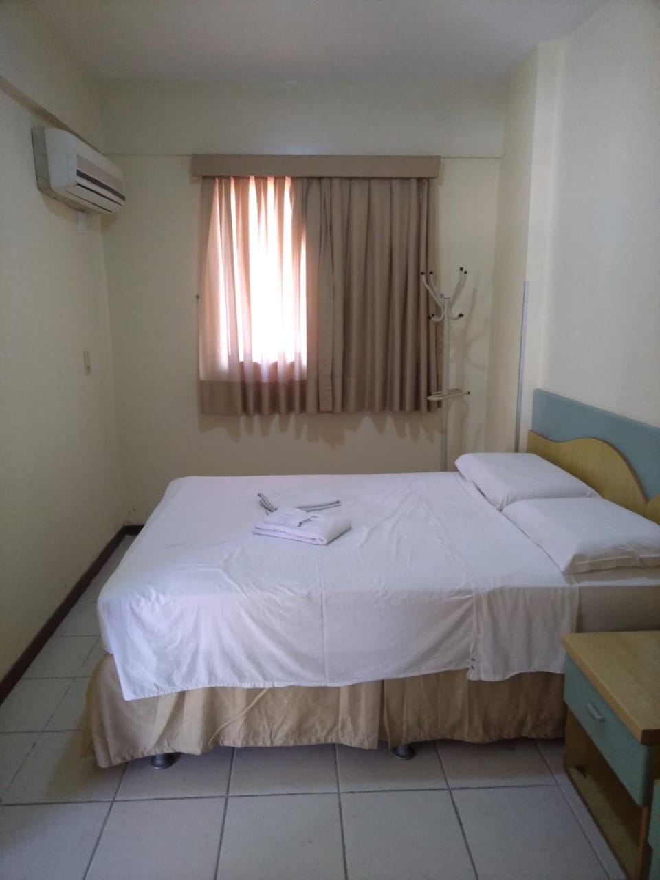 Bed, towels, air conditioner