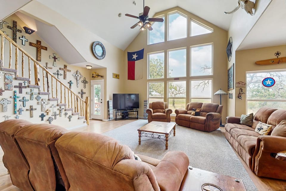 Lone Star Oasis House in Buchanan Dam