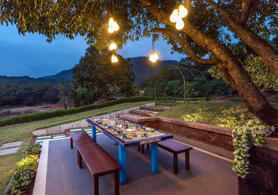 Facade/entrance, Natural landscape, Garden, Food and drinks, Seating area, Dining area, Food, Mountain view, Dinner, hair dresser