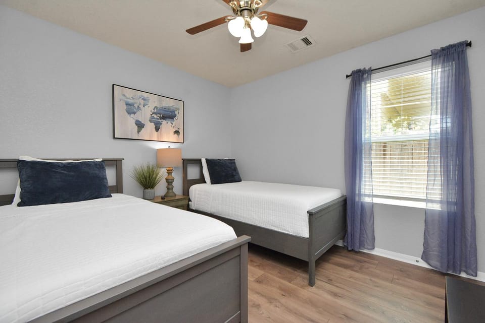 Early Green Home Sleeps 6 Yard King Suite House in Addicks