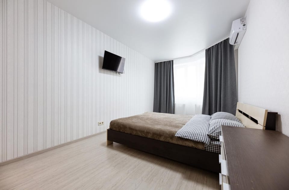 Bed, TV and multimedia, Photo of the whole room, Bedroom, towels