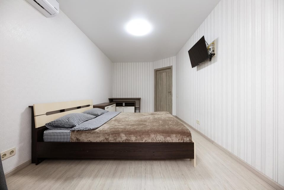 Bed, TV and multimedia, Photo of the whole room, Bedroom, towels, air conditioner