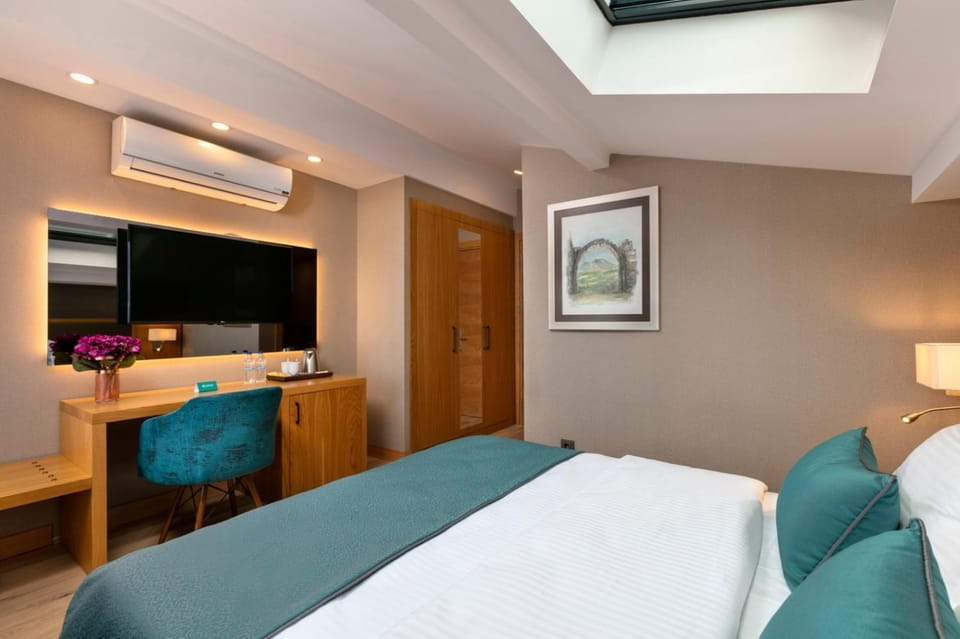 TV and multimedia, Photo of the whole room, Bedroom