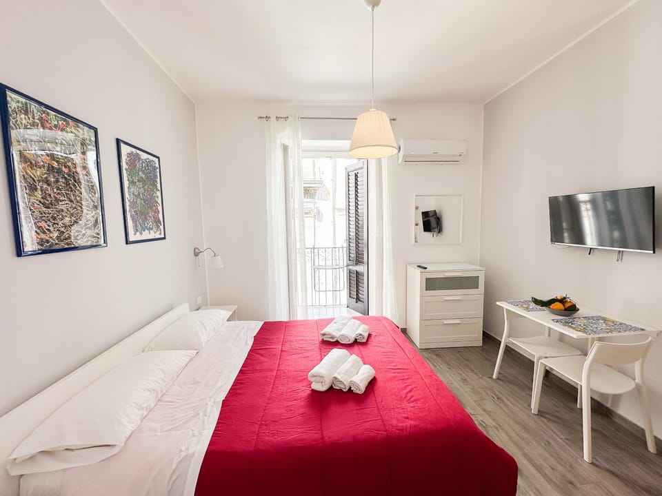 Bed, TV and multimedia, Photo of the whole room, Dining area, Bedroom, towels, air conditioner