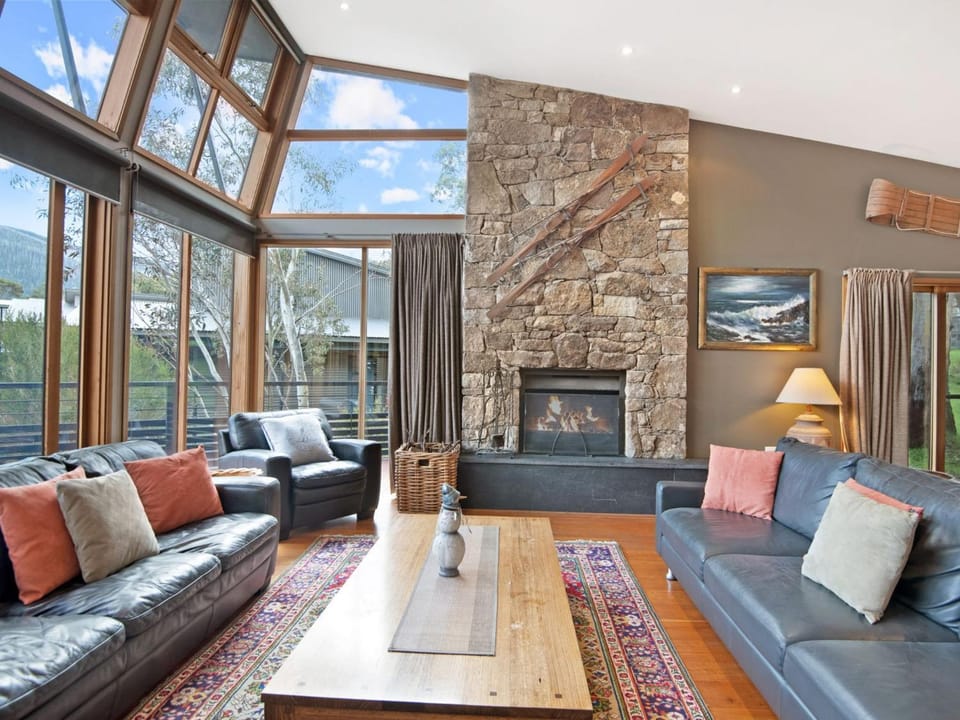Les Perrieres Chalet - Spacious 2BR Chalet l Gym l Indoor Pool l Tennis l WiFi l BBQ House in Crackenback