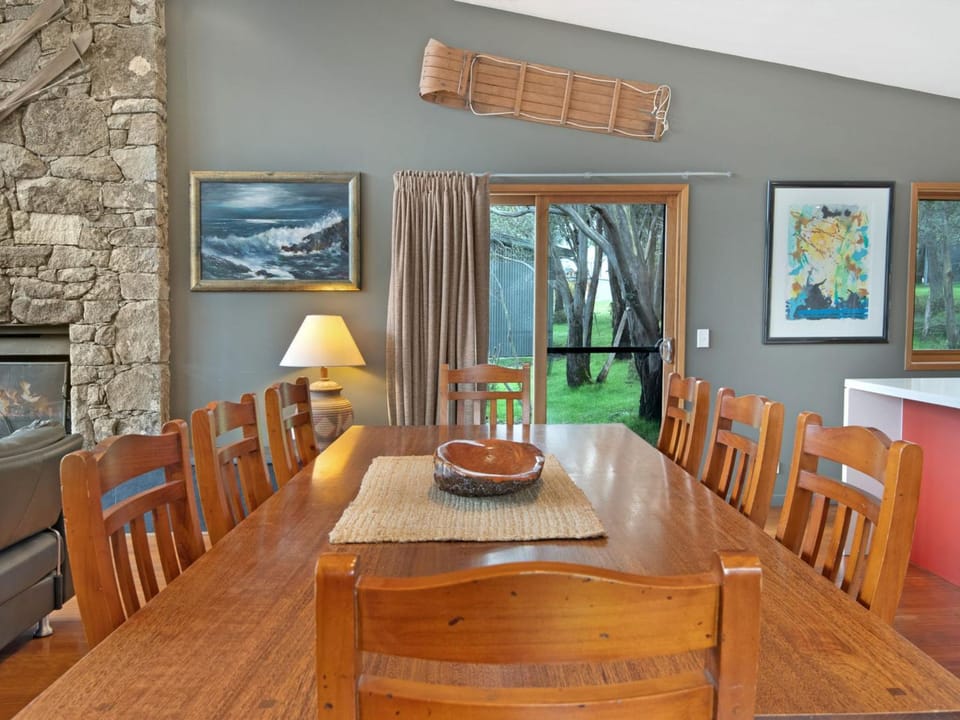 Les Perrieres Chalet - Spacious 2BR Chalet l Gym l Indoor Pool l Tennis l WiFi l BBQ House in Crackenback