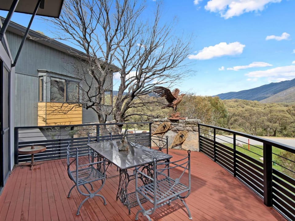 Les Perrieres Chalet - Spacious 2BR Chalet l Gym l Indoor Pool l Tennis l WiFi l BBQ House in Crackenback