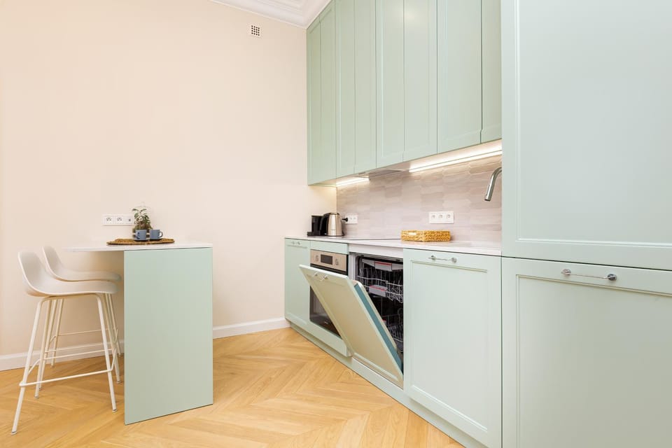 Kitchen or kitchenette, Dining area