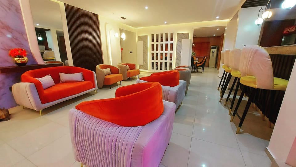 Restaurant/places to eat, Communal lounge/ TV room, TV and multimedia, Lounge or bar, Seating area, Evening entertainment, Swimming pool, Breakfast, minibar