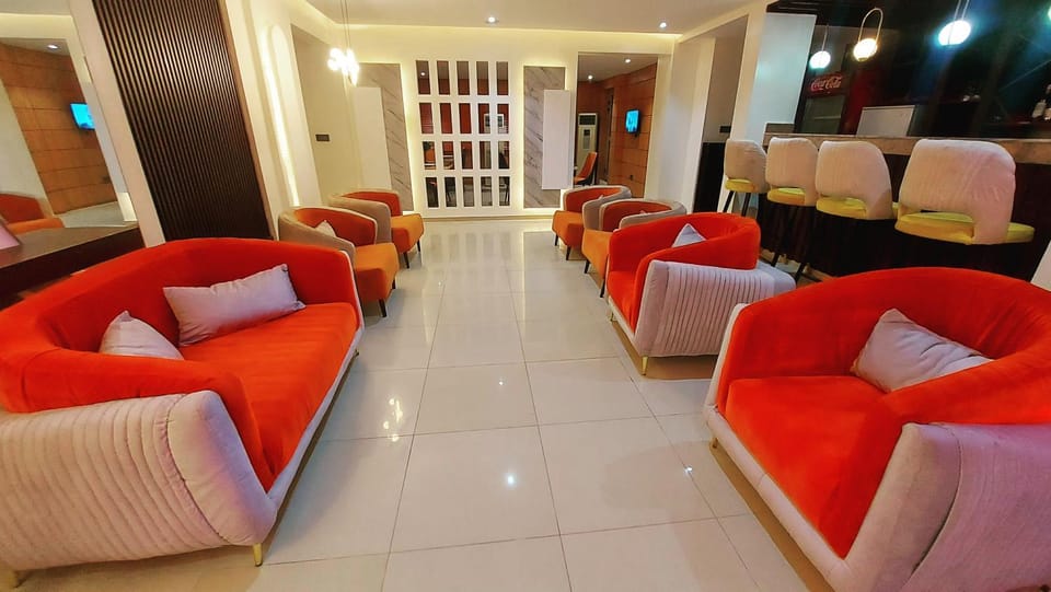 Communal lounge/ TV room, Lounge or bar, Seating area, Evening entertainment, Swimming pool, Breakfast, minibar