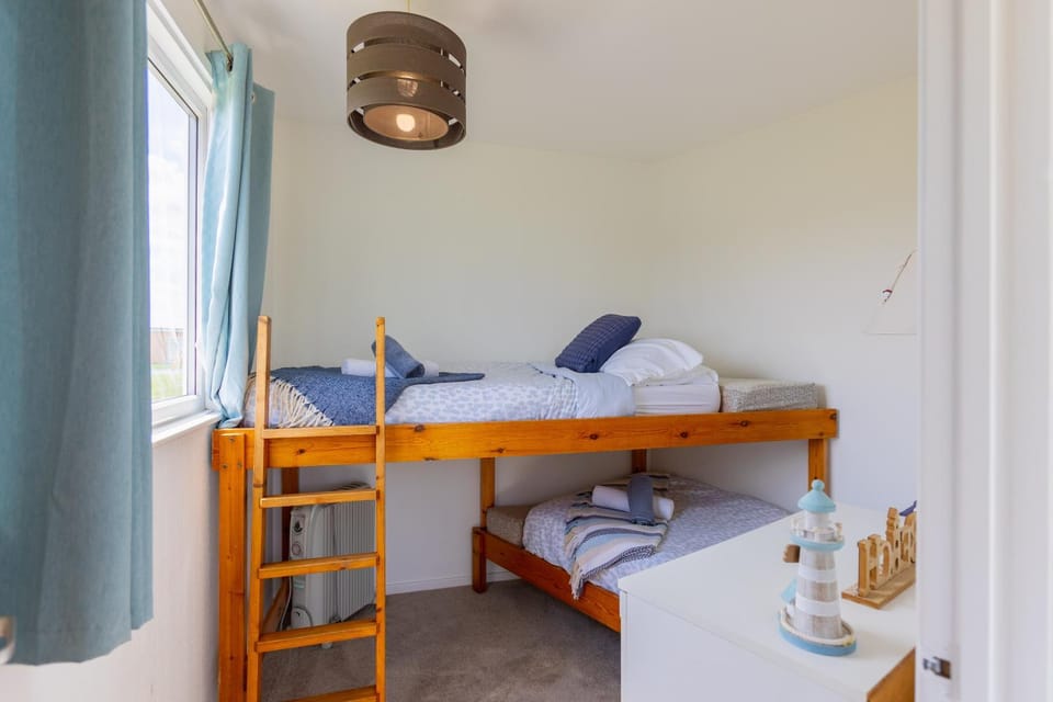 Sea View Holiday Chalet, access to sandy beach - Pets go free Chalet in Winterton-on-Sea